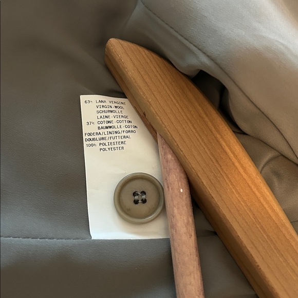 Armani Collezioni Wool/Cotton Blazer with Single Button Front. Size 8 - Picture 7 of 11